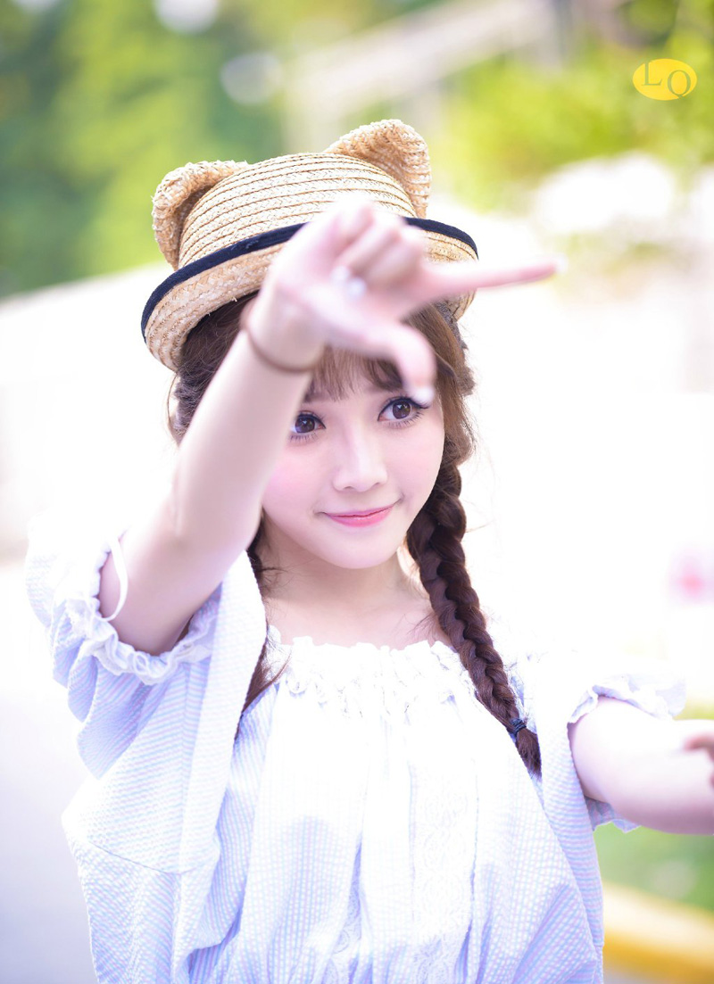 “为何不敢？来人，给我将张将军绑了，待我攻破成都，手刃刘璋狗贼之日，再向将军道歉，到时候，要杀要剐，悉听尊便！”刘璝冷哼一声，立刻，早有刘璝在军中的亲卫以及几名将领扑上来，想要制住张任。
